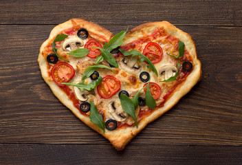 Homemade pizza in heart shape with chicken and mushrooms on rustic wooden table. - 133489298