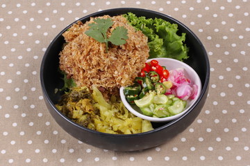 Crispy canned tuna  with sliced pickle lettuce and green oak.