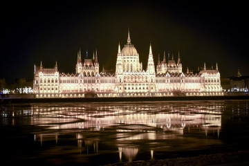 Fototapeta premium Floating ice at night at hungarian parliament Budapest, Hungary