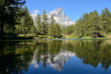 Fototapeta na wymiar Matterhorn reflected in a mountain lake, Cervinia, Italy