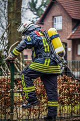 HDR - Feuerwehrmann im Einsatz mit Atemschutzmaske