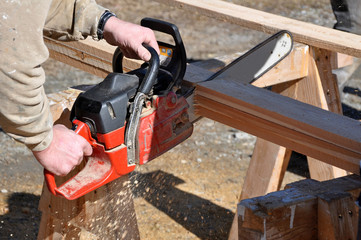 Holz mit der Motorsäge schneiden