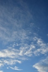 爽やかな青空とはけ雲