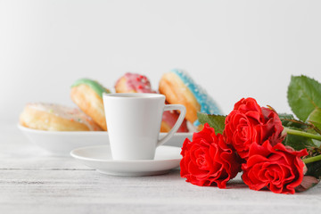 Obraz na płótnie Canvas Valentines day breakfast serving with red roses