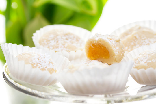 portuguese queijinhos de amendoa com ovos