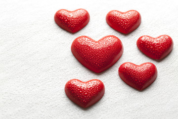Obraz premium Red hearts covered with drops of water on scratched background