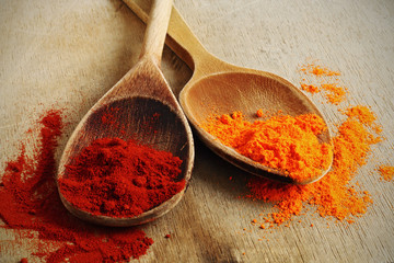 Especias en cucharas de madera 