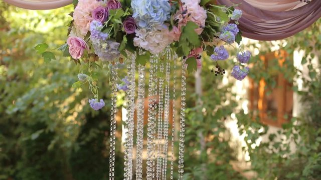 Wedding decor with flowers and crystals.