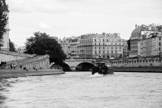 Fototapeta Sailing on the Seine river in Paris, black and white