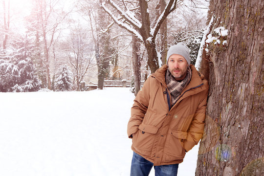 Mann in Winterlandschaft mit Sonne