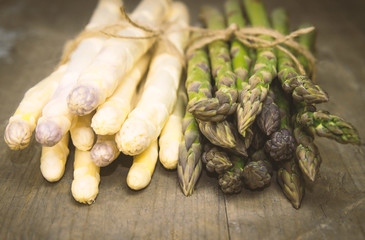 Grüner und weißer Spargel