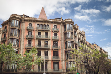 Fototapeta premium BARCELONA, SPAIN - APRIL 21, 2016: Architecture of Barcelona. Tr