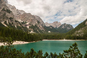 Obraz na płótnie Canvas Il Lago di Braies e Croda del Becco,Pragser Wildsees, Braies, Val Pusteria, Bolzano, Trentino Alto Adige, Italia