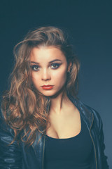 Naklejka premium Portret piękna brunetka kobieta ubrana w skórzaną kurtkę