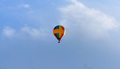 Fototapeta na wymiar Радужный воздушный шар в небе, воздухоплавание.