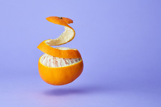 arancia sospesa con buccia alzata