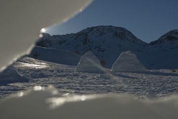 Igloo di mattoni di neve, Passo del sempione, Alpi Svizzera