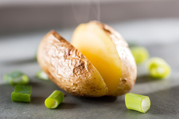 heisse Kartoffel mit Schnittlauch