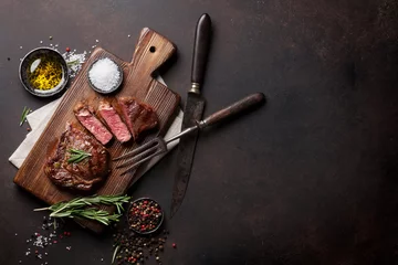 Photo sur Plexiglas Viande Bifteck de faux-filet grillé, herbes et épices