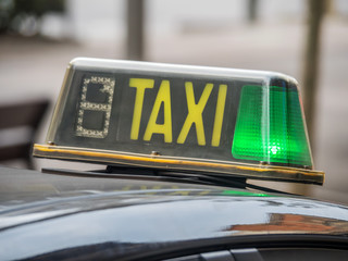 Taxi Schild auf Auto