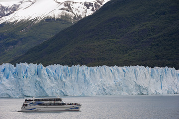 Imbarcazione turistica in visita al ghiacciaio del Perito Moreno