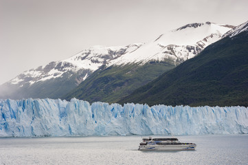 Imbarcazione turistica sotto al Perito Moreno