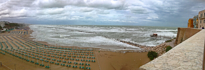 Mare in burrasca a Termoli, Italia