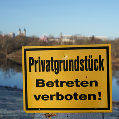 Schild mit der Aufschrift "Privatgrundstück betreten verboten"