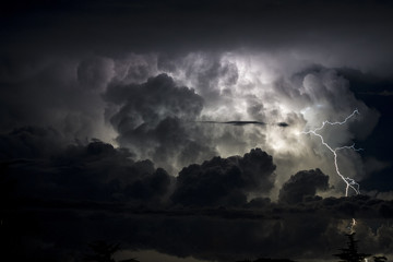 Obraz na płótnie Canvas Lampo tra le nuvole