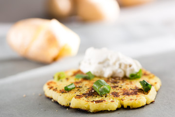 Kartoffelpuffer mit Kräuterquark
