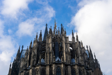 Kölner Dom vor blauem Himmel 