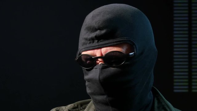 A mummed whistleblower talk with different mimics - close shot 4k UHD. 11639