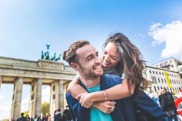 Fototapete Berlin Glückliches Paar, das Spaß in Berlin hat