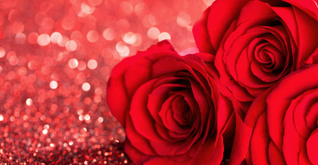 Obraz na płótnie Canvas Red roses on glitters