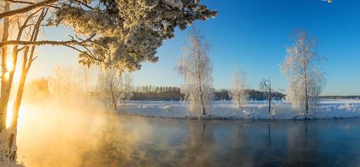 зимний утренний пейзаж с туманом на берегу реки и...