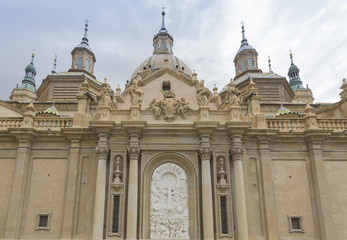 Fototapeta na wymiar Basilica of the Virgen del Pilar in Zaragoza