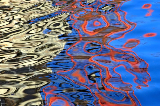 Bizarre Wasserspiegelung