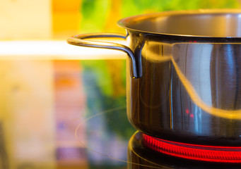 Ein Kochtopf steht auf einer glühenden Kochplatte