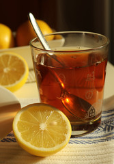 Bicchiere di tè con limone