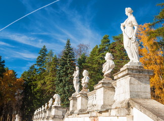 Obraz premium Ancient sculpture on the terrace in the autumn park