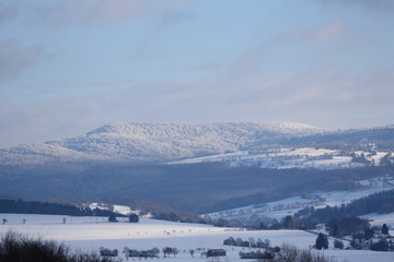 Winterland, bewaldeter Berg mit Schnee bedeckt
