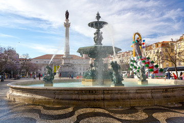 Der Rossio Platz mit seinem Brunnen im Herzen von Lissabon.