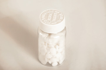 Glas gefüllt mit Pillen