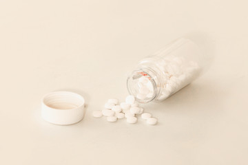 Tabletten auf den Tisch