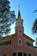 Parque Guell. Construido entre 1900 y 1914, fue inaugurado como parque público en 1926. En 1984 la...