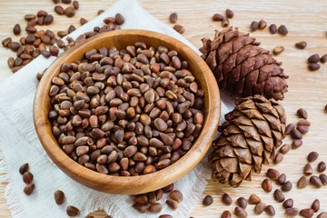 Кедровые орехи и спелые кедровые шишки