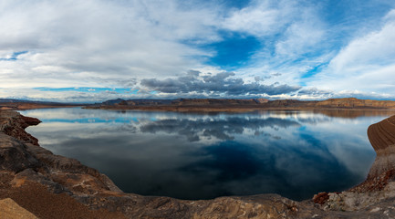 Fototapeta na wymiar Lake Powell reflection
