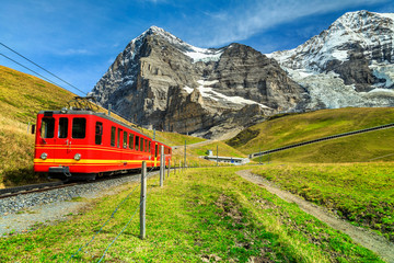 Naklejka premium Elektryczny pociąg turystyczny i północna ściana Eiger, Oberland Berneński, Szwajcaria
