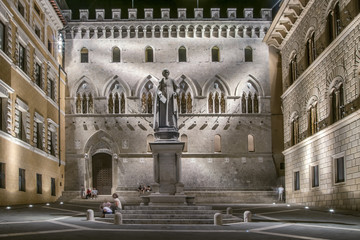 Fototapeta premium Monte dei Paschi di Siena, Piazza Salimbeni, Siena, Italy