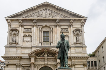 Fototapeta na wymiar Milano, chiesa san Fedele con statua Manzoni